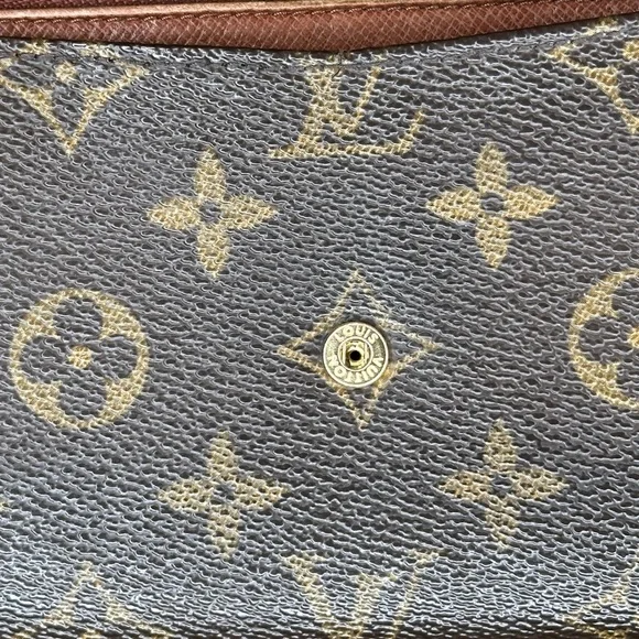 Louis Vuitton Sarah Monogram Wallet - FULL INCLUSION - Picture 4 of 15